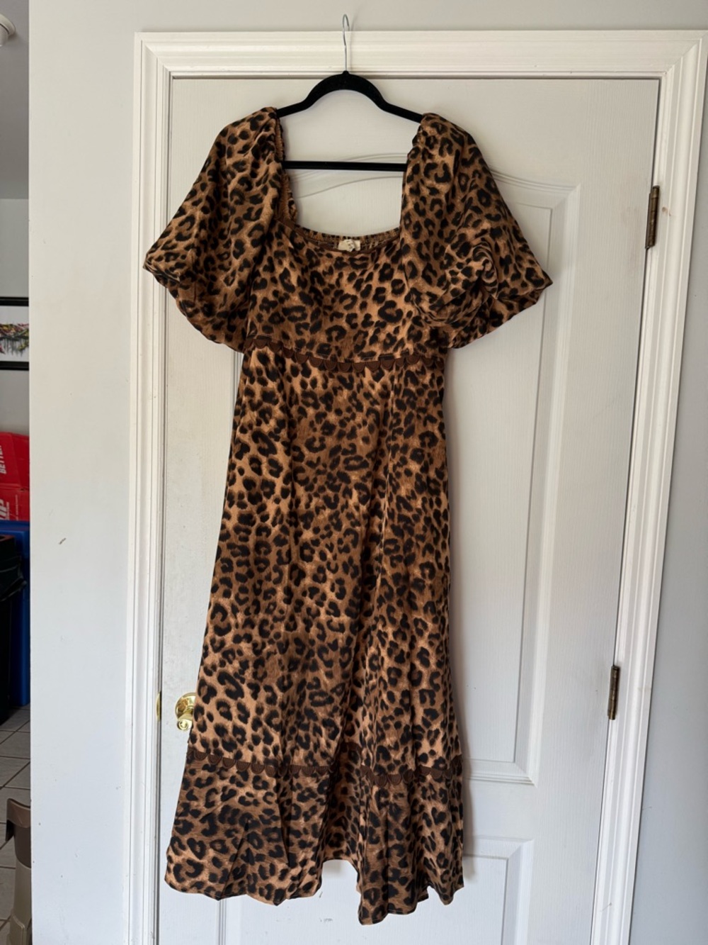 entro Leopard Print Puff-Sleeve Midi Dress in Brown and Black